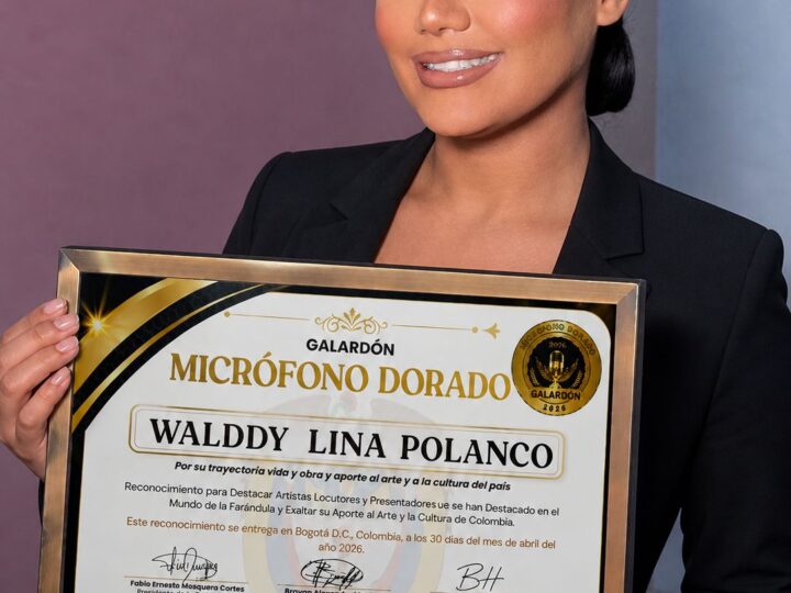 Walddy Lina Polanco es reconocida con el Micrófono Dorado en Bogotá, Colombia