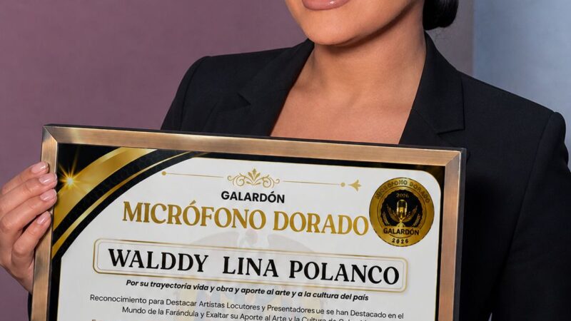 Walddy Lina Polanco es reconocida con el Micrófono Dorado en Bogotá, Colombia