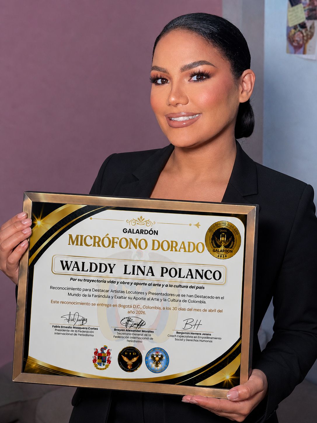 Walddy Lina Polanco es reconocida con el Micrófono Dorado en Bogotá, Colombia