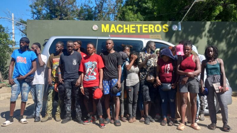 Ejército intercepta minibús con 25 indocumentados tras persecución en Valverde