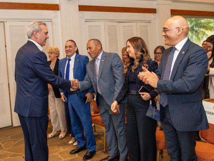 Presidente Abinader fortalece vínculos con la diáspora dominicana y reafirma compromiso durante su visita a Costa Rica