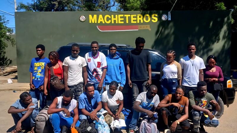 Ejército intercepta jeepeta con 16 inmigrantes indocumentados en Mao
