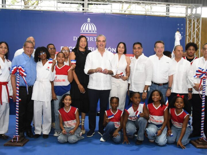 Presidente entrega remodelado Club Los Cachorros de Cristo Rey