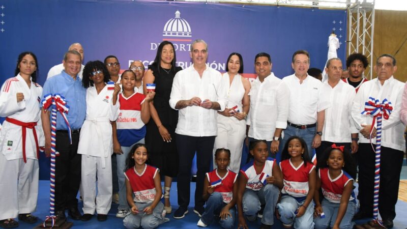 Presidente entrega remodelado Club Los Cachorros de Cristo Rey