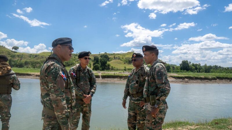 Comandante General del Ejército recorre destacamentos y puestos fronterizos en la provincia Elías Piña.