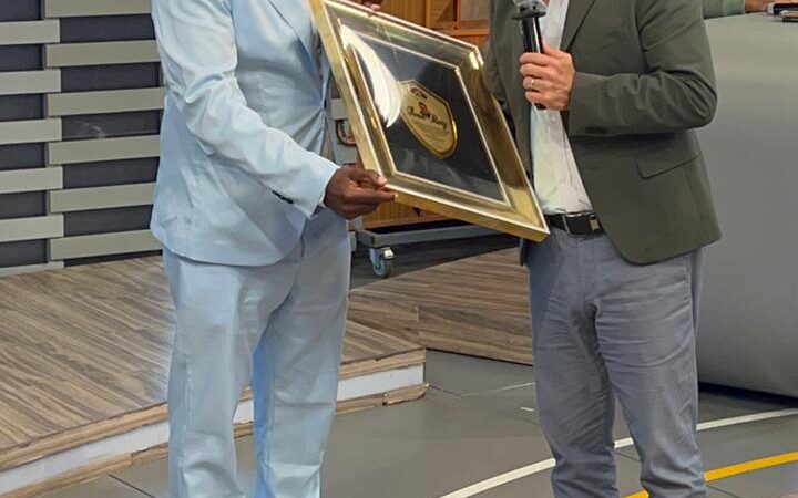 Raúl Corniel, creador del DR OPEN Kitesurfing, reconoce a Iván Ruiz por su compromiso social