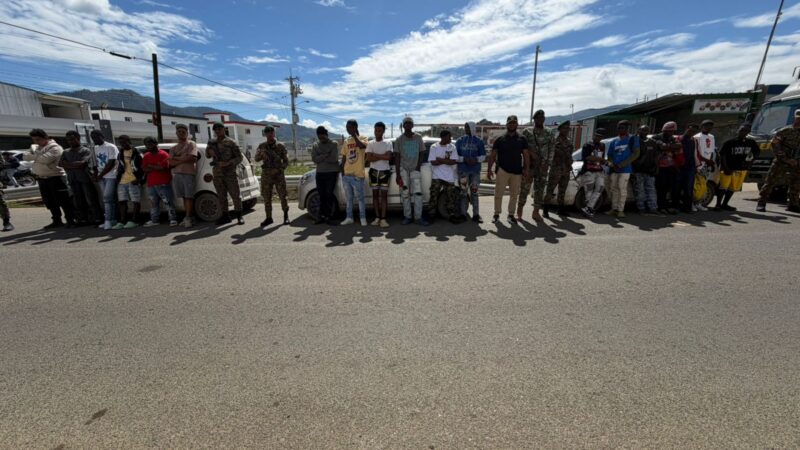 Tres vehículos con 19 haitianos indocumentados fueron interceptados por soldados del Ejército en Constanza