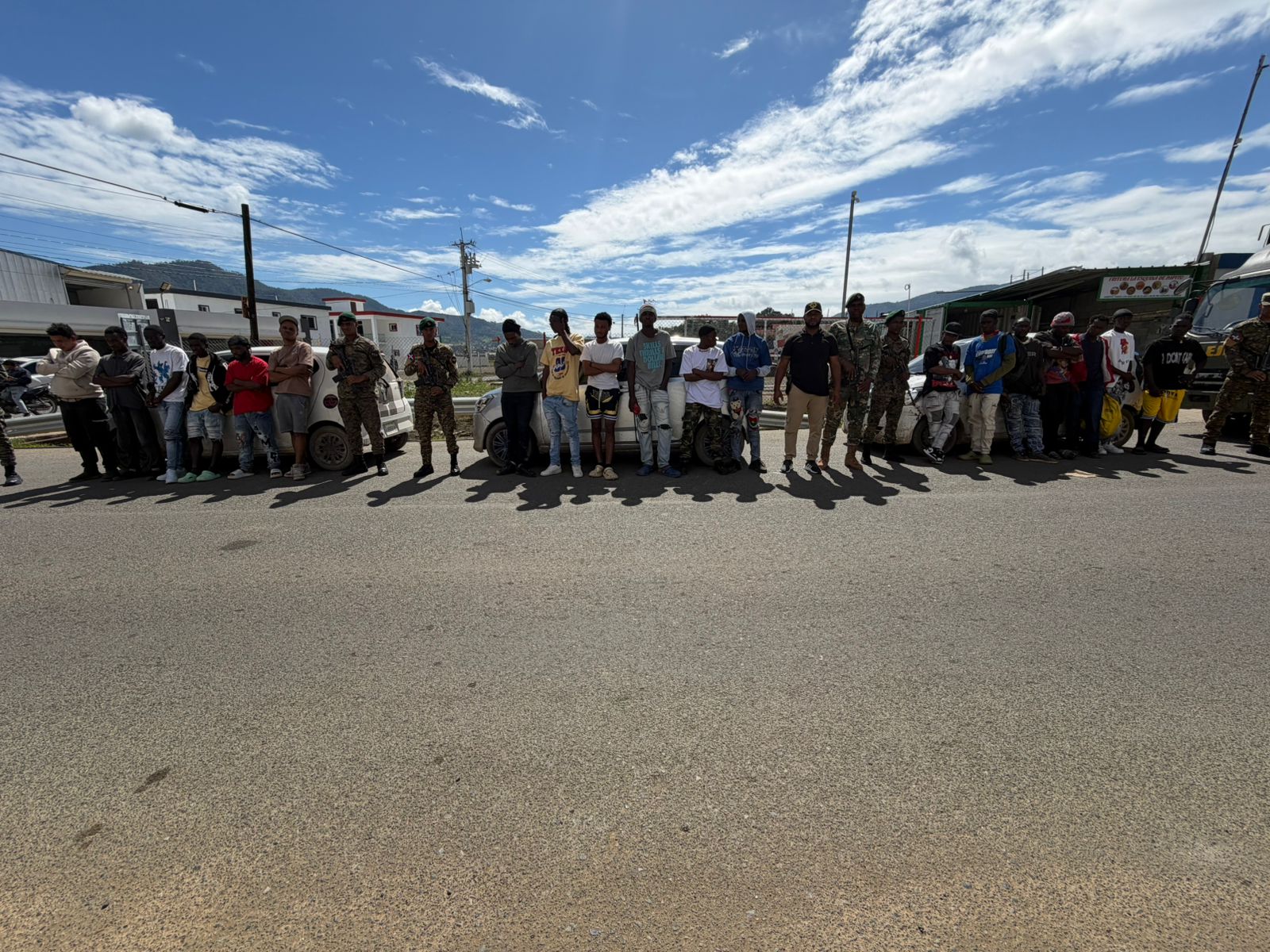 Tres vehículos con 19 haitianos indocumentados fueron interceptados por soldados del Ejército en Constanza