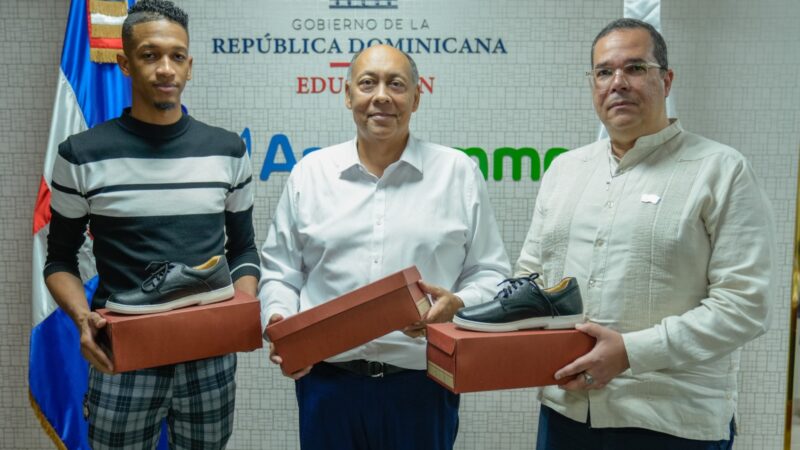 INFOTEP dona calzados a familiares de empleados de ARS SEMMA en condición de vulnerabilidad