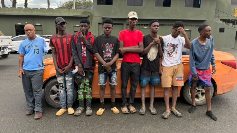 Ejército detiene conductor tras persecución con siete haitianos indocumentados en Constanza