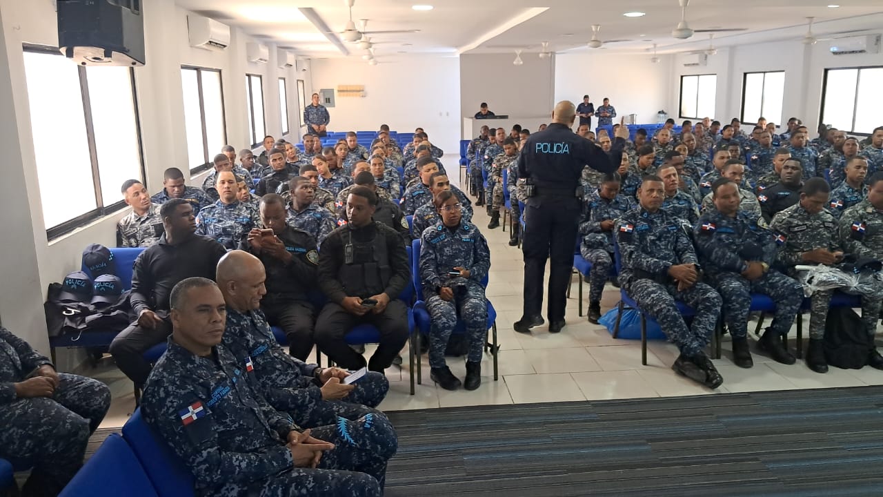 Policía Nacional y Reforma Policial capacitan agentes en Pedernales