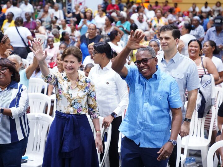 Madre de Barahona sale agraciada con la construcción de una vivienda durante Jornada Nacional de Madres que realiza el Gobierno a través de DASAC 