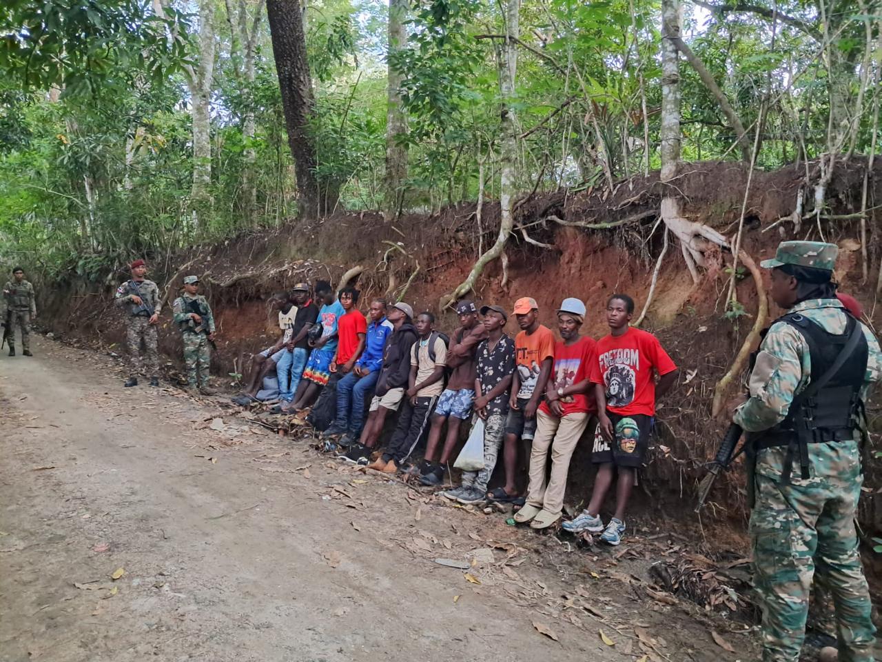 Ejército detiene a 27 personas durante operativos de interdicción en Loma de Cabrera