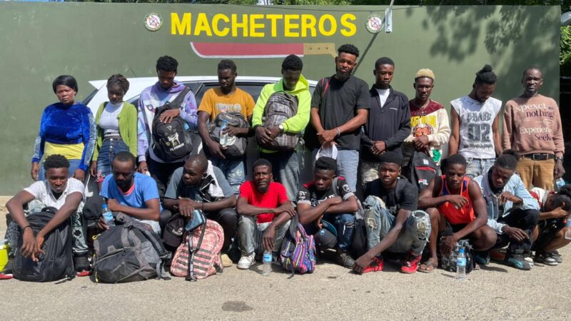 Ejército intercepta vehículo con 20 indocumentados tras persecución en Valverde