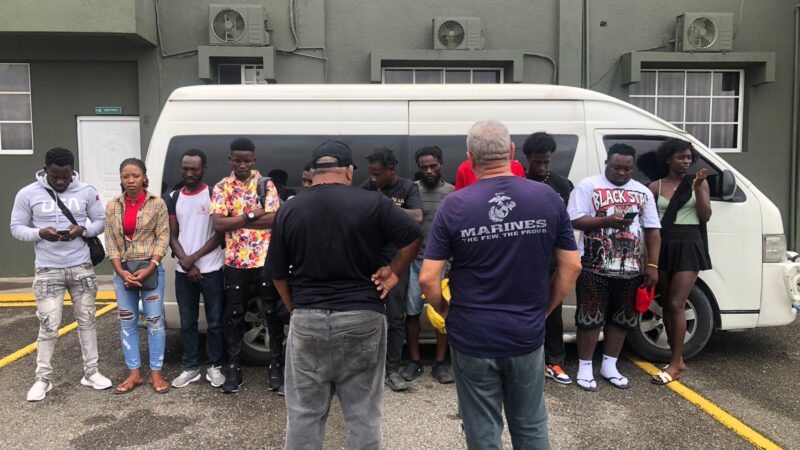 Ejército intercepta minibús con 11 haitianos indocumentados y detiene otros 5 extranjeros en Santiago
