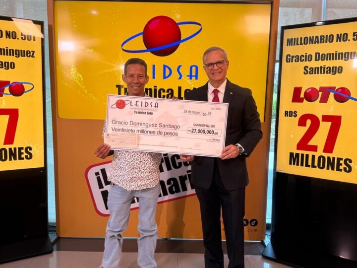 LEIDSA entrega 27 millonario a plomero ganador del Loto.