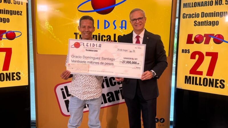 LEIDSA entrega 27 millonario a plomero ganador del Loto.