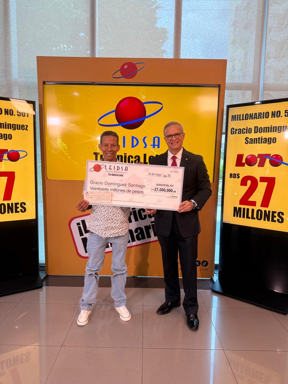 LEIDSA entrega 27 millonario a plomero ganador del Loto.