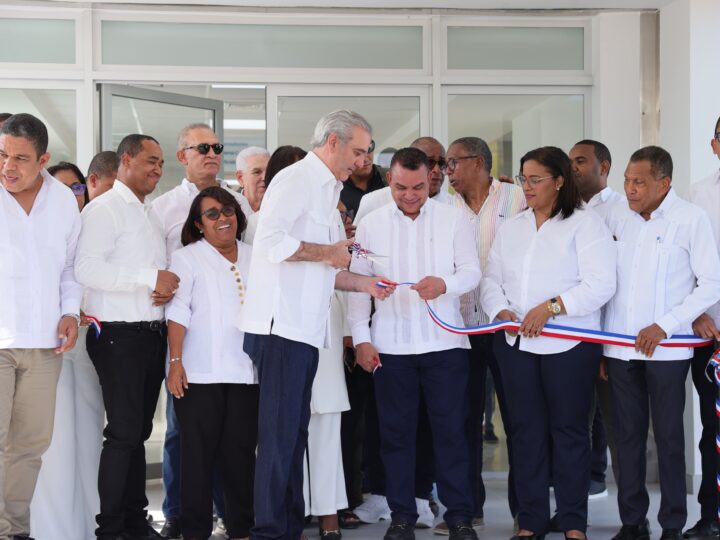 Presidente Abinader entrega remozamiento y ampliación del Hospital Materno Infantil Dr. Jaime Sánchez en Barahona, que beneficiará a miles de familias de toda la Región Enriquillo
