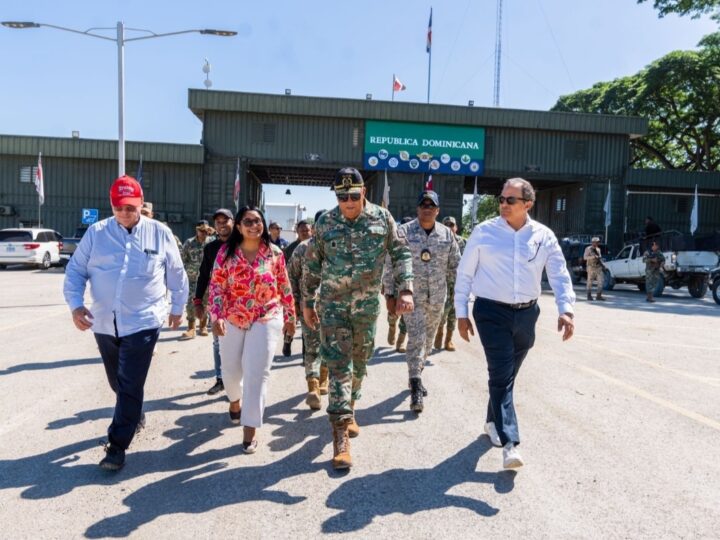 Lee Ballester supervisa controles migratorios en la frontera domínico-haitiana