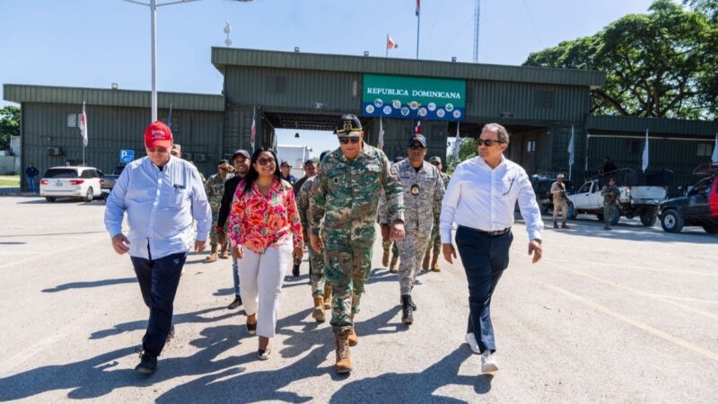 Lee Ballester supervisa controles migratorios en la frontera domínico-haitiana