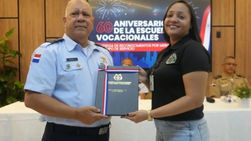 Escuelas Vocacionales reconocen trayectoria y compromiso de su personal