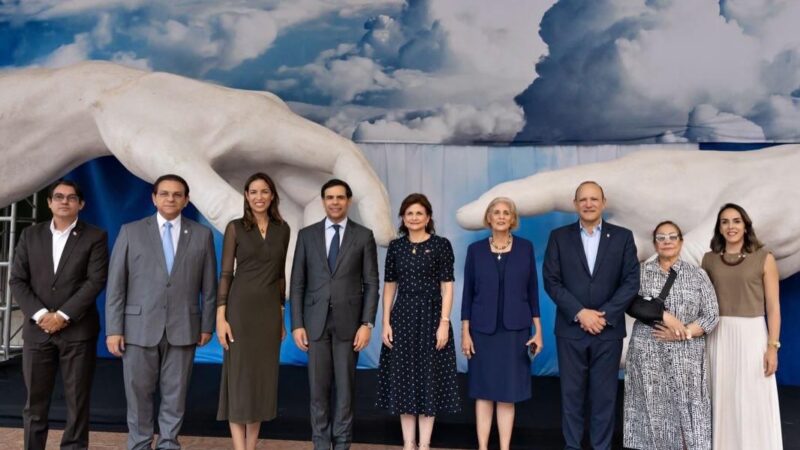 Vicepresidenta Raquel Peña visita exposición inmersiva “Miguel Ángel Vivo” en Santiago