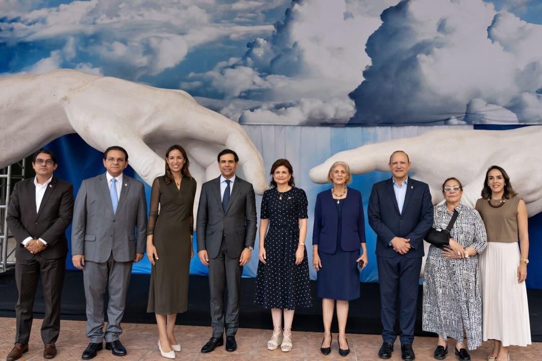 Vicepresidenta Raquel Peña visita exposición inmersiva “Miguel Ángel Vivo” en Santiago