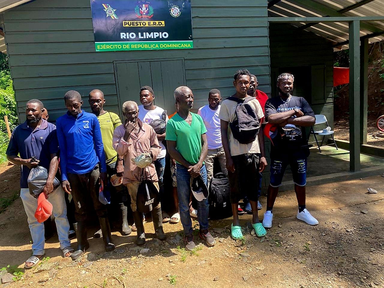 Ejército detiene a 11 haitianos indocumentados en puesto militar de Río Limpio