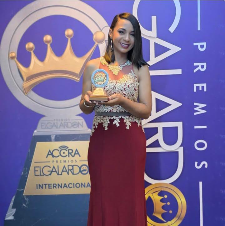 Mery Plasencia gana como Locutora del Año en los Premios El Galardón