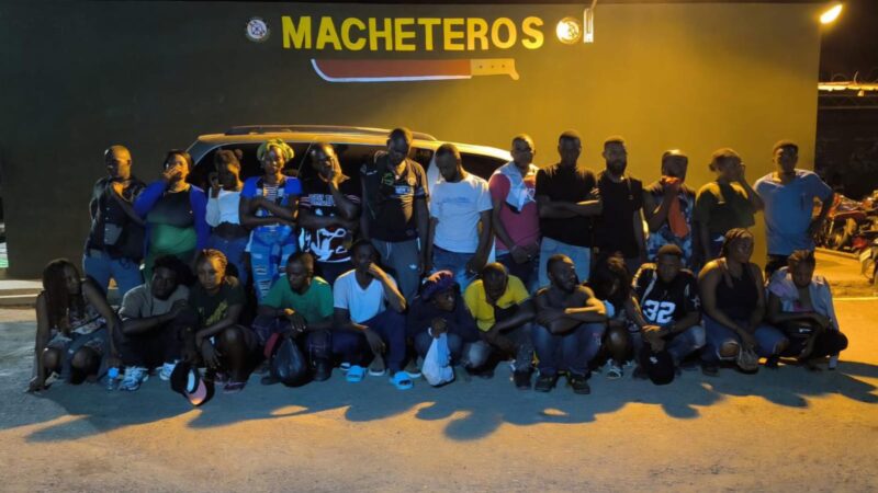 ERD intercepta miniván con 27 haitianos indocumentados en el municipio de Esperanza