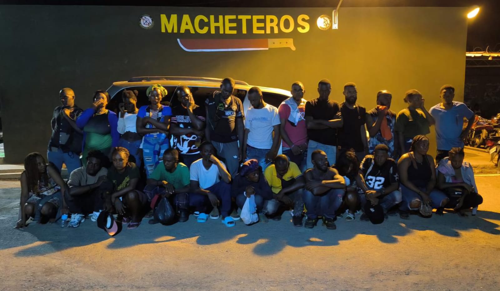 ERD intercepta miniván con 27 haitianos indocumentados en el municipio de Esperanza