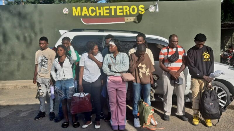 Ejército pone a disposición del Ministerio Público a dos dominicanos detenidos con 11 haitianos indocumentados en Valverde