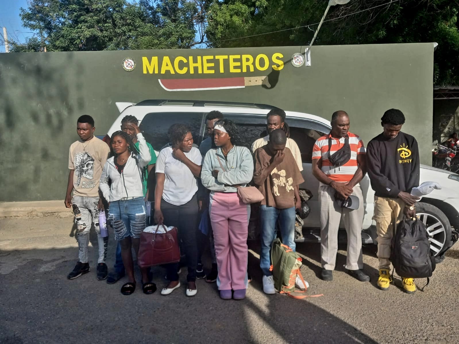 Ejército pone a disposición del Ministerio Público a dos dominicanos detenidos con 11 haitianos indocumentados en Valverde