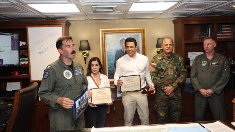 Ministro David Collado y la embajadora Leah Campos realizan visita al portaaviones USS Nimitz