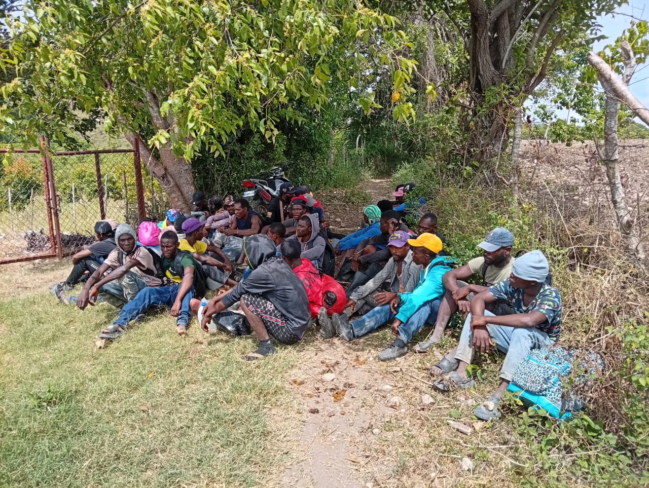 Ejército intercepta a 35 haitianos indocumentados en montañas de El Cercado