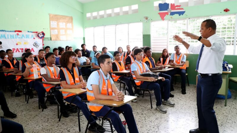 Milton Morrison imparte clases de educación vial a estudiantes de 6to de bachillerato