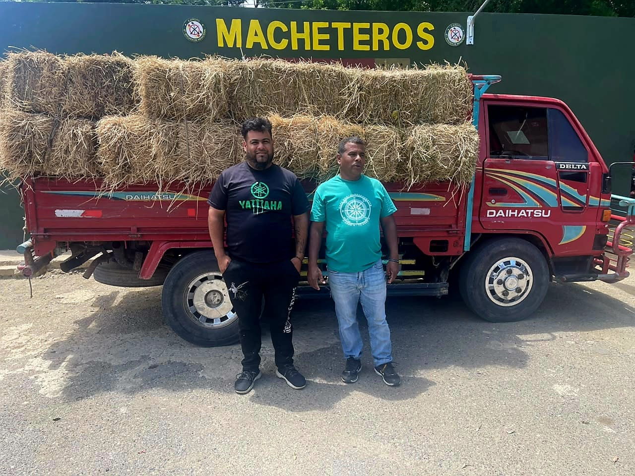 Ejército retiene camión cargado con 125 postes de cambrón ocultos entre pacas de paja sin permiso ambiental en Esperanza, Valverde