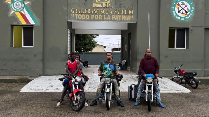 Ejército detiene dos dominicanos cuando transportaban a 10 haitianos indocumentados en motocicletas en Loma de Cabrera