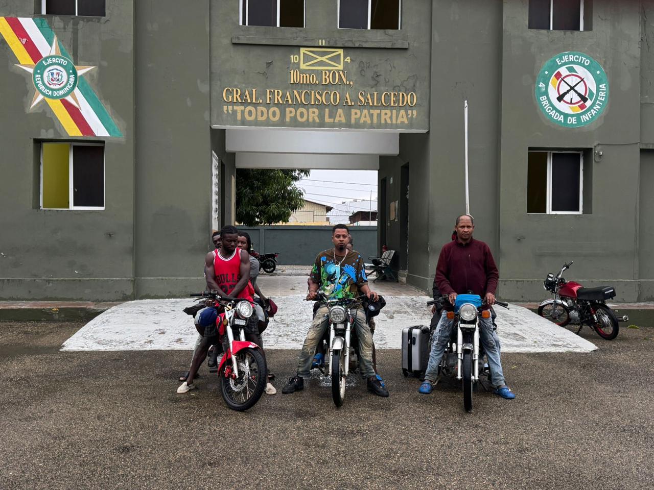 Ejército detiene dos dominicanos cuando transportaban a 10 haitianos indocumentados en motocicletas en Loma de Cabrera