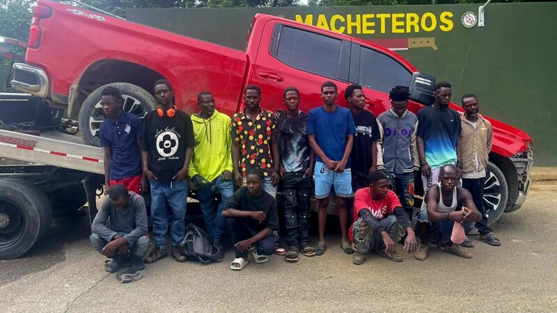 Tras persecución Ejército detiene camioneta con 14 haitianos indocumentados en Esperanza