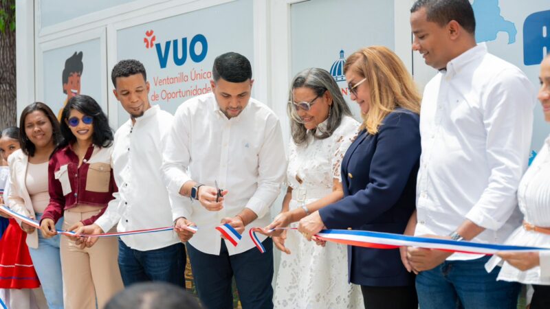 Ministerio de la Juventud inaugura Ventanilla Única de Oportunidades en Azua y entrega 150 becas Generación STEAM