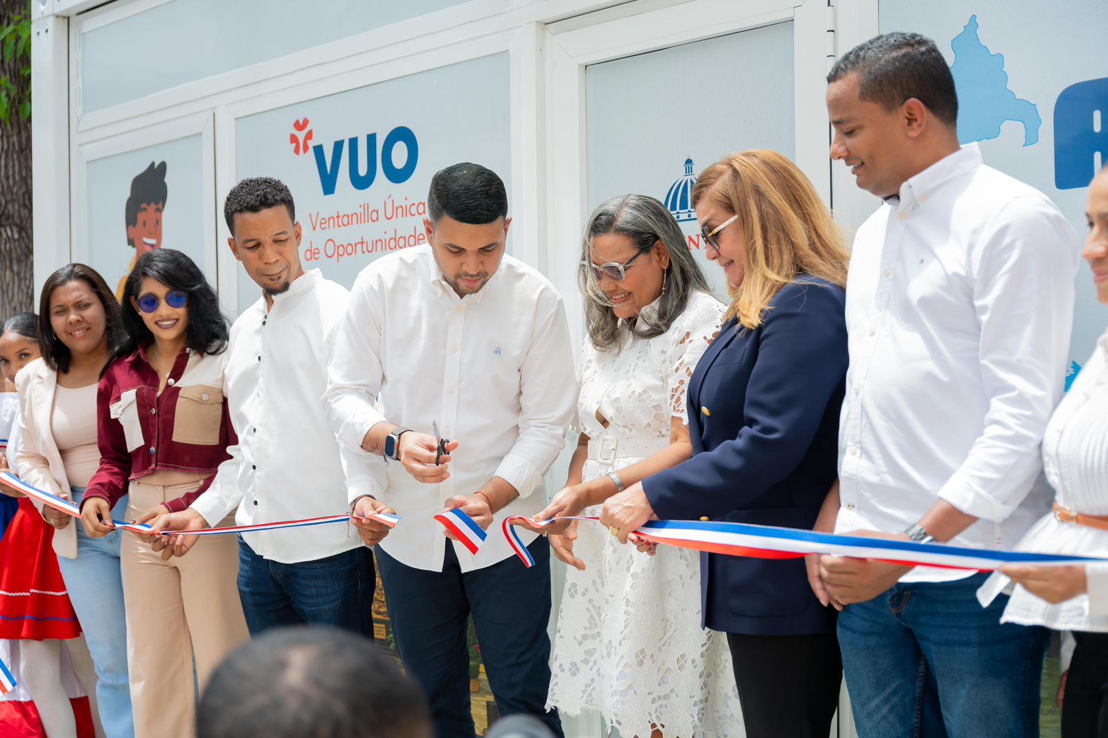 Ministerio de la Juventud inaugura Ventanilla Única de Oportunidades en Azua y entrega 150 becas Generación STEAM
