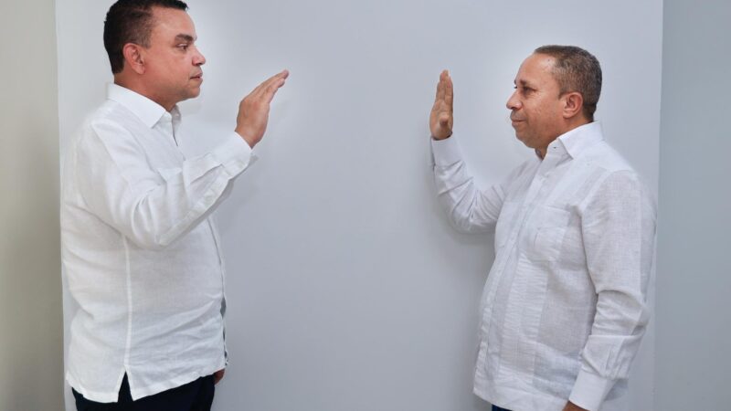 Doctor Julio Landrón juramenta a Alfonzo Herasme como director del Servicio Regional de Salud Enriquillo
