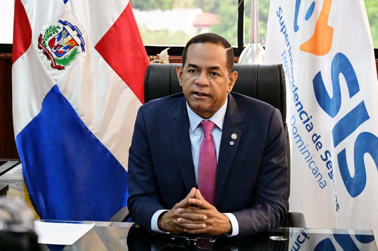 Julio César Valentín valora desmonte gradual del impuesto al seguro de vida