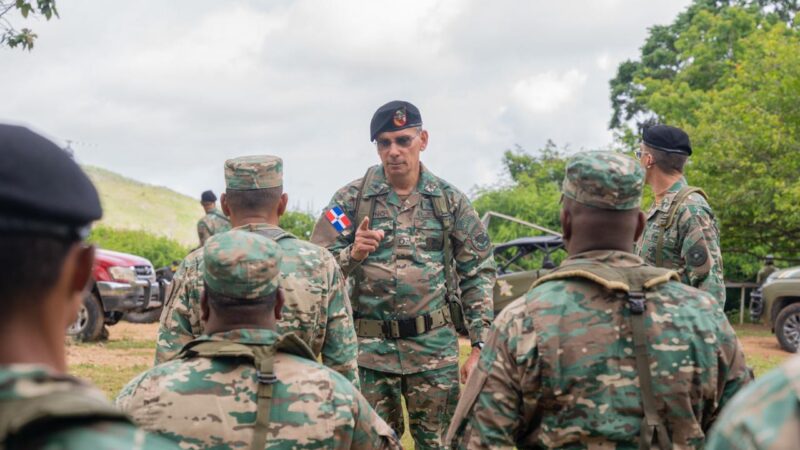 Comandante del Ejército hace recorrido militar en la frontera sur abarca Neyba, Sierra de Bahoruco y Pedernales