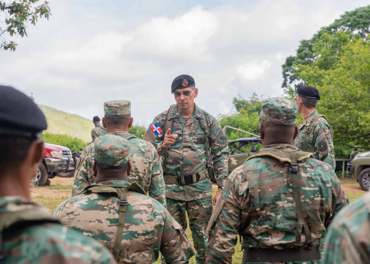 Comandante del Ejército hace recorrido militar en la frontera sur abarca Neyba, Sierra de Bahoruco y Pedernales
