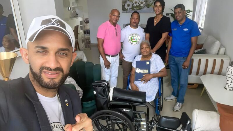 Comunicador Melvin Herrera gestiona y entrega silla de ruedas a señora Ramona Tejeda de Reyes