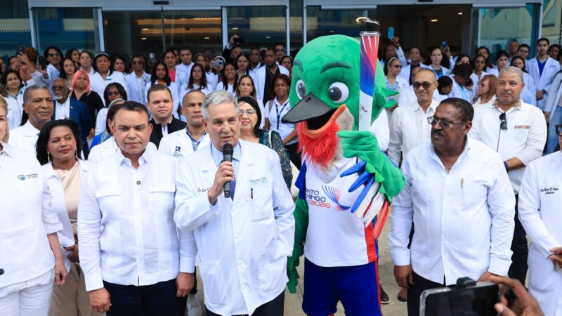 SNS recibe antorcha de Juegos Centroamericanos y del Caribe Santo Domingo 2026 y garantiza asistencia médica gratuita para atletas y visitantes