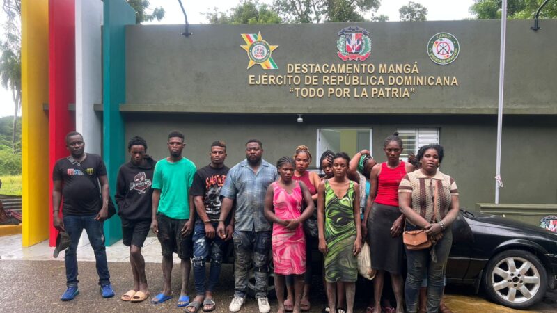 Ejército intercepta vehículo utilizado para el transporte ilegal de 14 extranjeros en Guayubín